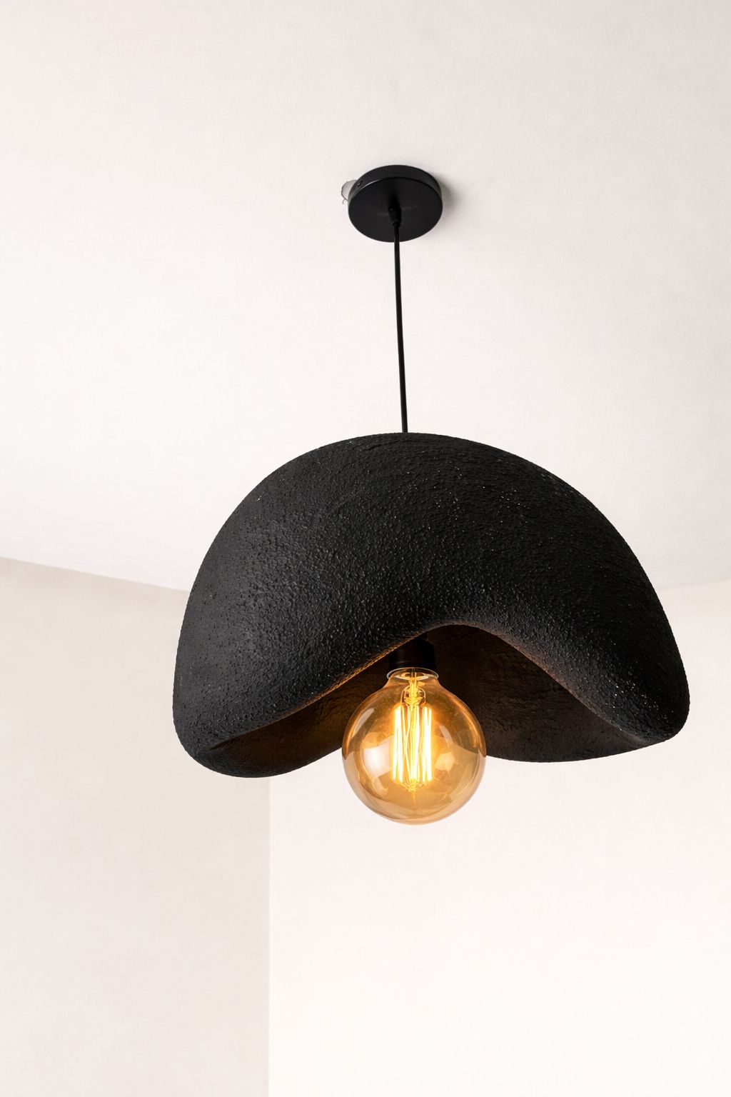 CONCHA – Suspension organique noire en résine texturée