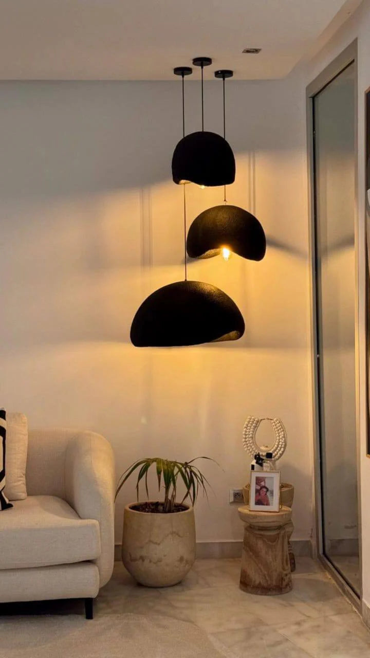 Trois suspensions CONCHA noires dans un salon