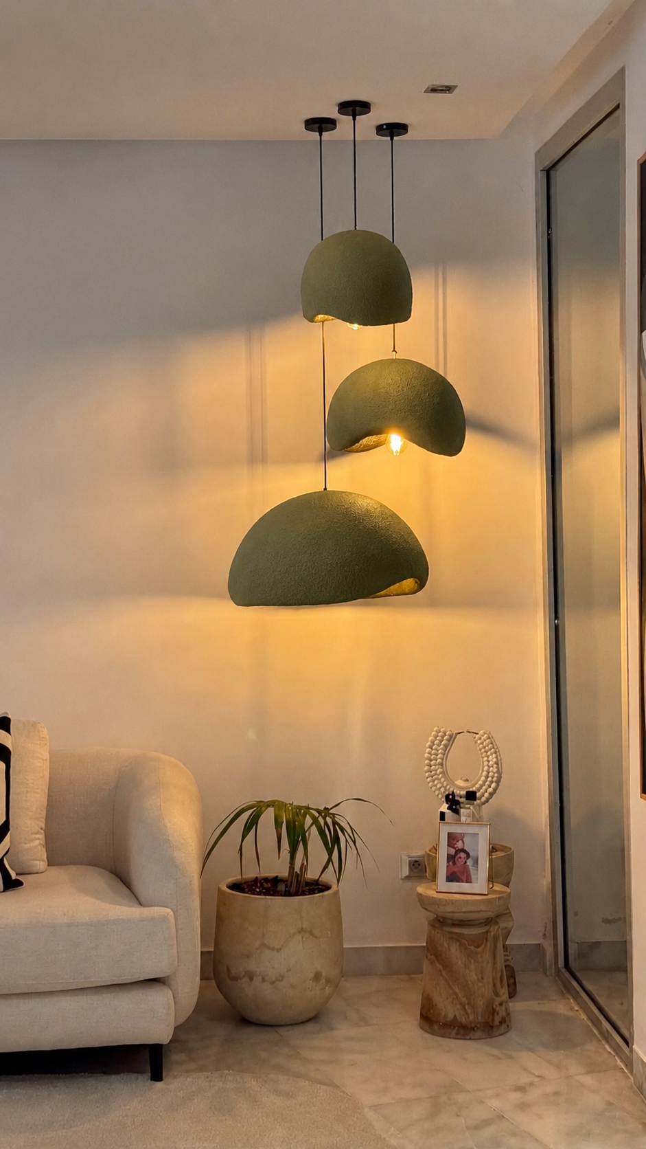 Trois suspensions CONCHA Vert olive 431 dans un salon