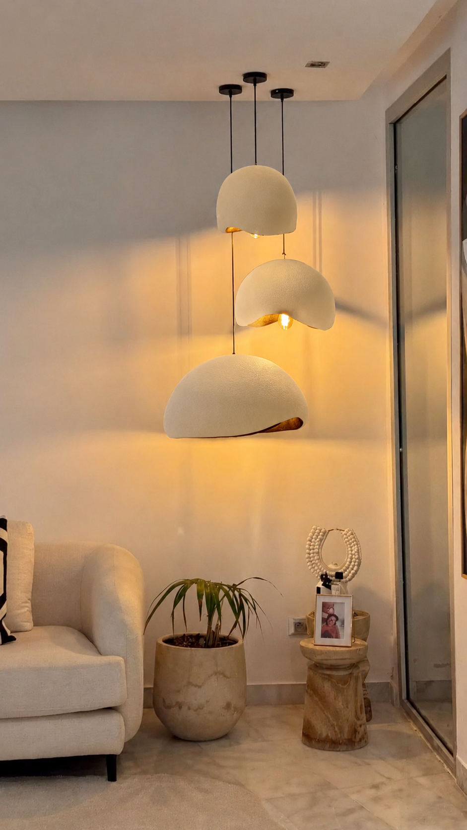 Trois suspensions CONCHA Blanc ivoire 566 dans un salon