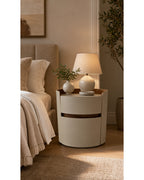 Table de chevet cylindrique dans une chambre