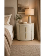 Table de chevet a deux tiroirs dans une chambre