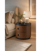 Table de chevet ronde dans une chambre contemporaine