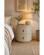 Table d'appoint cylindrique dans un salon contemporain