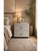 Table de chevet compacte dans une chambre