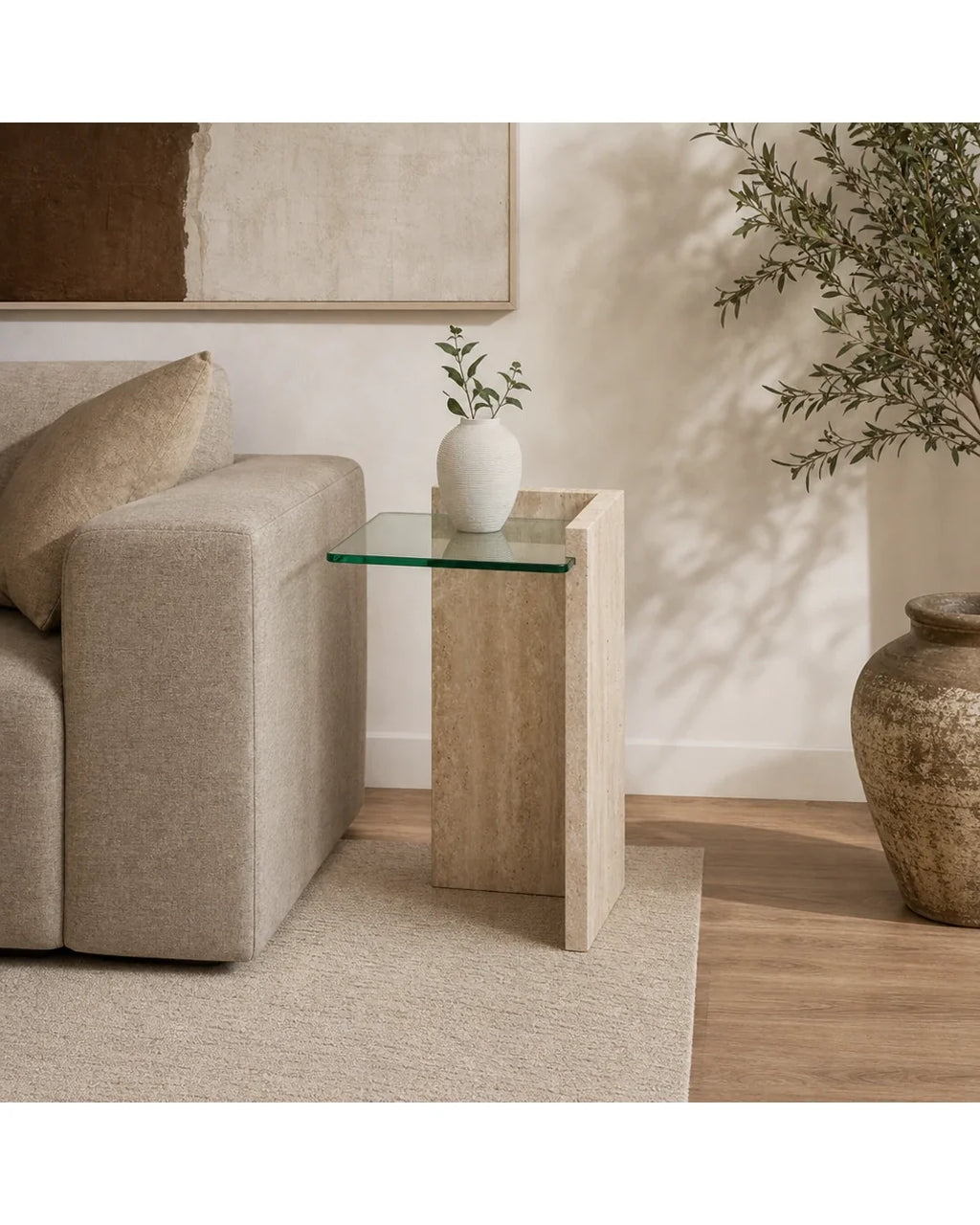 Table d’appoint Anise en pierre et verre dans un salon contemporain