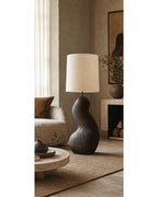 Lampadaire Solen dans un salon contemporain
