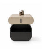 Table d'appoint Cora avec tiroirs sur fond blanc