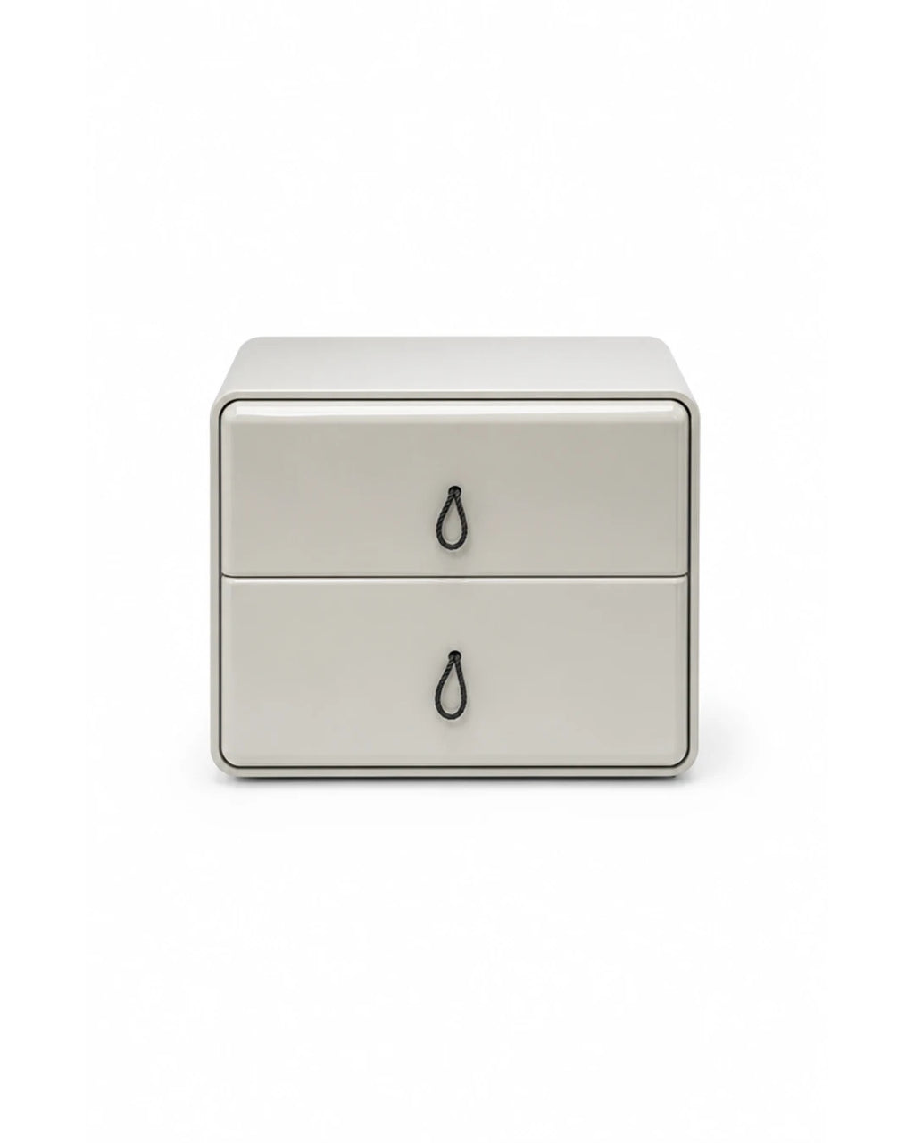 Table de chevet compacte a deux tiroirs sur fond blanc