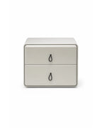 Table de chevet compacte a deux tiroirs sur fond blanc