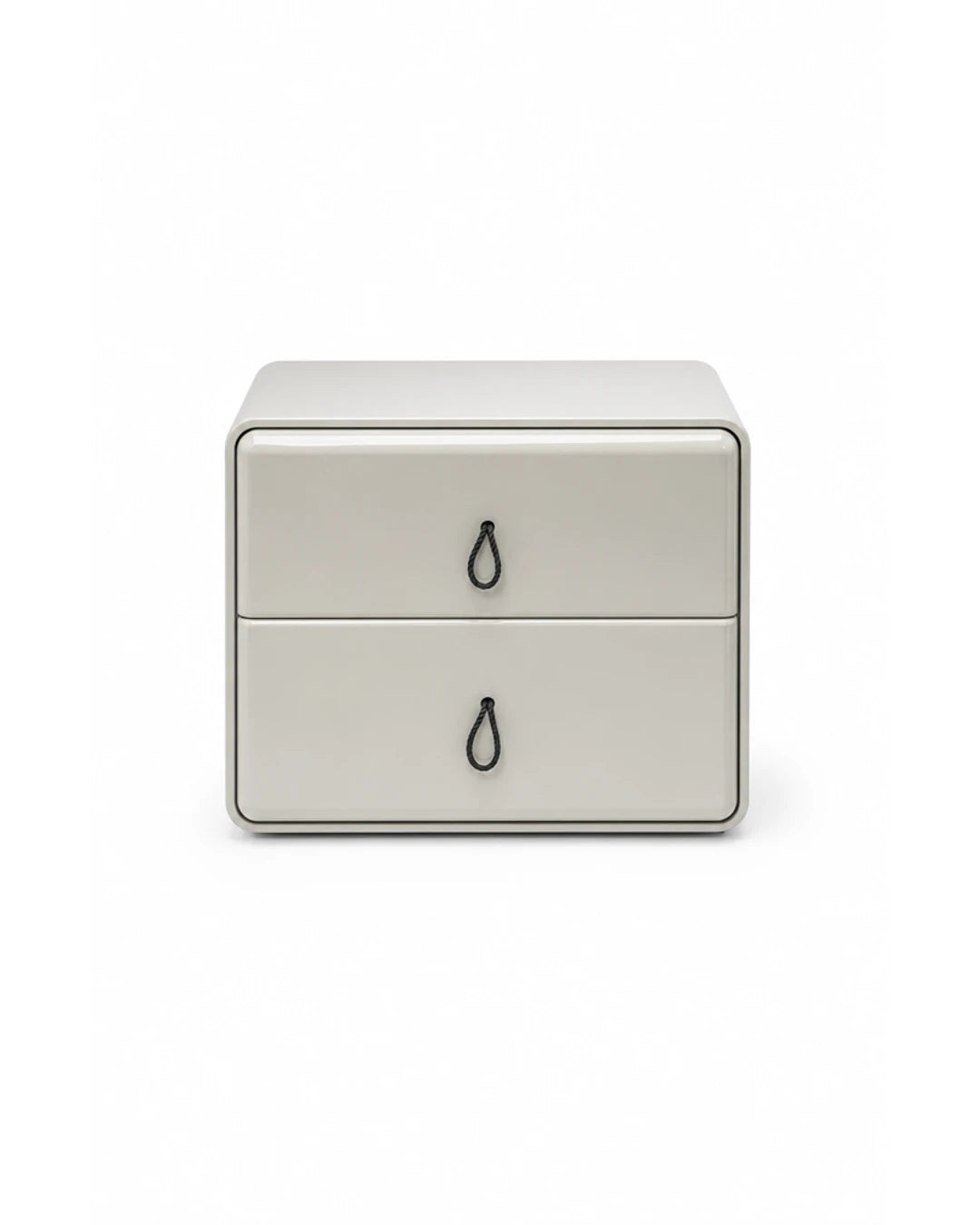 Table de chevet compacte a deux tiroirs sur fond blanc