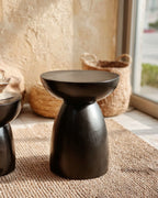 Table d’Appoint Sculpturale Noire – Design Moderne et Naturel