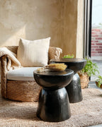 Table d’Appoint Sculpturale Noire – Design Moderne et Naturel